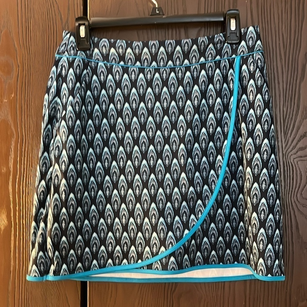 GN pull on golf skort. Black with turquoise feather design. Shorts are black. S